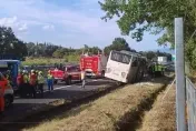 快訊/義大利重大車禍！遊覽車自撞猛插護欄車頭毀　陸客1死20多傷悲劇