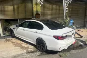 快訊/撞擊瞬間曝！林口BMW跑車失控「飄移甩尾」　衝撞民宅2人受傷送醫