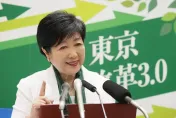 影/開球開到「膝蓋骨折」！72歲東京知事小池　被迫居家辦公2個月養傷