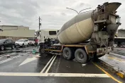 快訊/高雄悚車禍！水泥車撞燈桿攔腰斷　駕駛命大輕傷