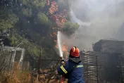 影/雅典郊區大規模野火！數千人被迫逃離家園　希臘向歐盟求助