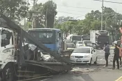 快訊/大寮嚴重車禍傷亡不明！起重車撞分隔島「電桿、號誌燈倒下」多車遭壓