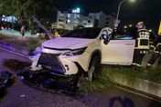 台中暗夜嚴重車禍！男租2百萬LEXUS休旅車猛撞分隔島　車頭毀人命危