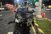 蘆洲路口嚴重車禍！　車頭撞爛小貨車再波及2機車