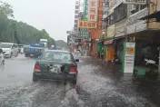 台南永康大雨淹小腿...排水孔「瞬變裝飾品」　民眾急忙「手動排水」