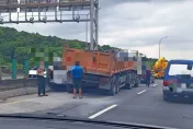 快訊/台62線嚴重車禍！砂石車「擠壓廂型車撞護欄」再追尾休旅車