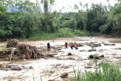 影/嘉義中埔溪水暴漲！50歲男受困沙洲　驚險搶救畫面曝光