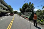 快訊/北宜公路嚴重車禍！大貨車閃車撞護欄勾電線」一度釀停電」