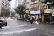 影/新北永和又淹水了！汽車駛過「激浪湧店家」　警方急封路