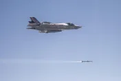 空軍性能提升後F-16AM/BM戰機　首次成功發射AIM-120C型空對空飛彈