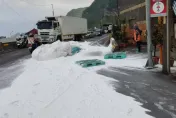 台2線馬路「積雪」？曳引車載石灰落一地　駕駛員後續將被開罰