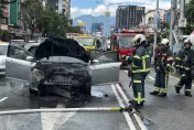 快訊/北市重慶北路街頭火燒車！開快車道「引擎狂冒煙」　車頭全毀