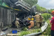 快訊/國道嚴重車禍！國1南下麻豆路段「貨櫃車翻下邊坡」駕駛奇蹟生還