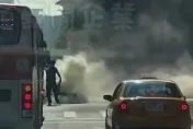 快訊/北市文山男騎到一半火燒車！濃煙覆蓋馬路　險波及公車