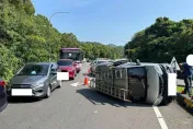 酒駕釀禍！信義快萬芳交流道貨車自撞翻覆　一度漏油情況危急