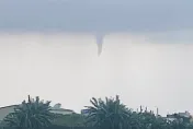 影/暴雨狂襲彰化！濁水溪乍現驚人「雨瀑」　直擊鹿港外海「水龍捲」