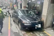 影/烏龍！忘拉手煞車轎車滑行百公尺撞柱　阿北竟急報案「車被偷了！」