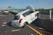 快訊/國3屏東交流道白車自撞「車頭炸裂開花」　1人受困命危