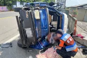 快訊/台南小貨車撞民宅圍牆側翻　1男1女腿骨折送醫搶救