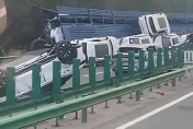 如下水餃狠砸地面！運輸車過彎慘翻　一整排比亞迪新車「秒變事故車」