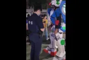 影/鋼彈男瑞豐夜市COSPLAY！陌生男自串「經紀人」求分紅　沿路跟騷怒報警