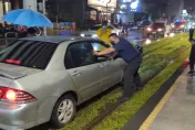 快訊/核級雨彈轟高雄！博愛路口輕軌驚魂　駕駛誤闖軌道困車半小時