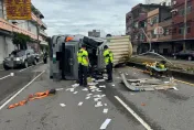 快訊/竹市西濱路聯結車自撞翻覆「駕駛夾困1小時」　搶救畫面曝！