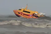 外圍環流豪雨襲！小琉球交通船「變身海盜船」　乘客笑：花同樣錢更刺激