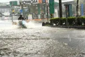 影/大雷雨狂灌1小時！基隆安樂區「水淹半個輪胎高」　基金一路變黃河