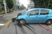 影/險釀大禍！女兒無照練車轉彎猛撞燈桿　媽護女心切竟冒名頂替