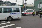 快訊/台中又傳重大車禍！知名高中校車撞上電動車　女騎士「爆頭」倒臥血泊慘死