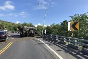 快訊/翻車了！台東市車禍「水泥車90度側躺」　灰色泥狀物全灑出來