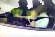 影/現實版GTA！多元計程車不服攔停衝撞警方　街頭狂飆逃逸驚悚畫面曝