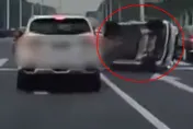 影/四輪朝天！迷你電動車上班尖峰爭道慘翻覆　陸網友嘲：車小脾氣大