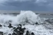 影/「颱風搖滾區」浪高7公尺！蘭嶼已見山陀兒威力　消波塊都擋不住