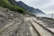 快訊/山陀兒來襲！台鐵「崇德=和仁」土石流淹蓋鐵軌　列車停駛