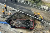 夜半水管爆裂...港路面「炸出巨型天坑」　計程車慘墜司機險死