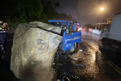 快訊/山陀兒風雨強襲台9線釀災！超巨落石墜下、貨車「車頭撞凹駕駛受困」