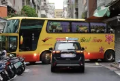 快訊/北市遊覽車撞信義區光復市場　大門雨遮受損幸無人傷