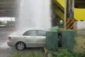 影/台中男開車失控撞電箱！自來水管破裂變噴泉　幫肇事車主免費洗車