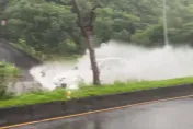 快訊/衝浪片！羅東運動公園旁遭山陀兒「灌水」  四維路一半泡在水裡