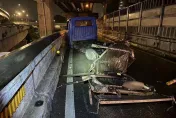 颱風夜出事了！水源快速道「貨車自撞橋墩」車斗慘噴飛　駕駛骨裂急送醫