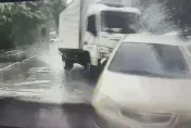 快訊/颱風天連環車禍！小貨車不敵強風暴雨　失控撞15車驚悚瞬間曝