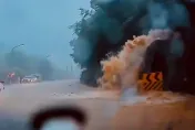 山陀兒暴雨狂砸！瑞八公路變「泥流洗車隧道」　還有生猛「吳郭魚」