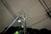 桃園市觀音區驚傳爆炸聲「電線桿竄火花」突停電　台電：山陀兒強風致關關燒毀