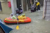 山陀兒風雨超強！高雄三民區「水淹半個輪胎高」　居民划橡皮艇穿越巷弄