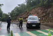 豪雨重創！基隆新豐街土石崩落「大規模走山」　汽機車慘遭掩埋緊急封路