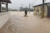 影/大雷雨炸翻新北！金山區河水暴漲越過堤防　馬路變黃河