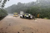 陽明山陽金公路變「黃河」！女駕駛抛錨求救　警消「人工」推車助脫困