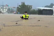 快訊/大雷雨狂炸北海岸！萬里市區淹過「胸部」　金山驚陷「花盆漂漂河」